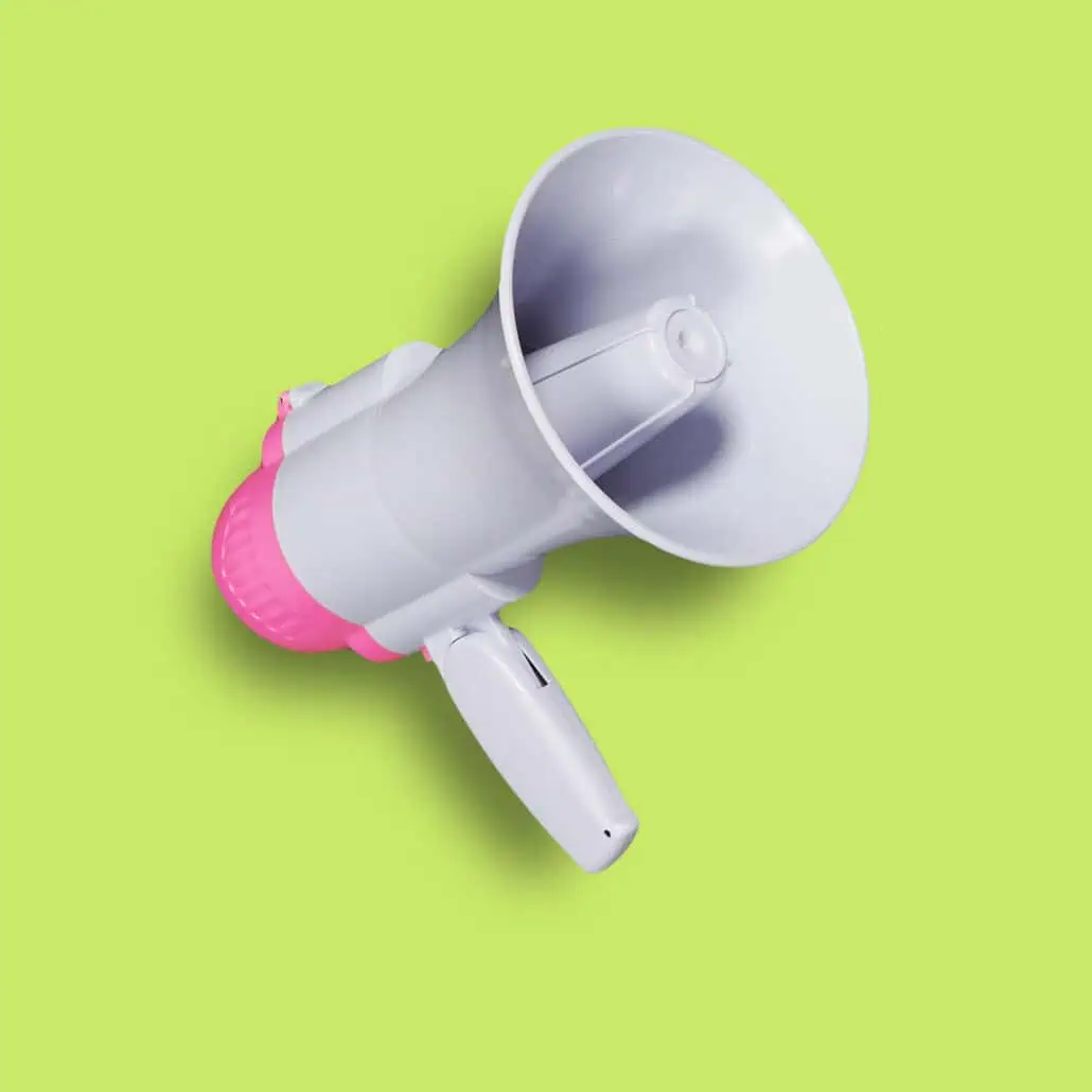 Megafone auf grünem Hintergrund für den Kommunikations-Tank